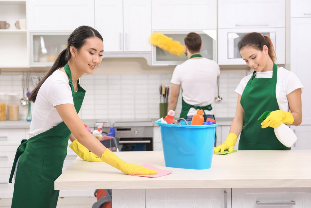 What should be on a house cleaning checklist?